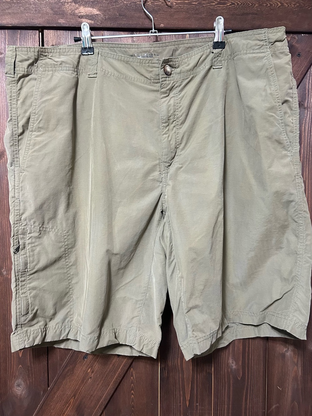 Columbia Men's Cargo Shorts in Olive